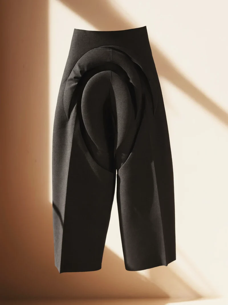 Illustration: weite Falten-Hose mit geschwungener Bogennaht